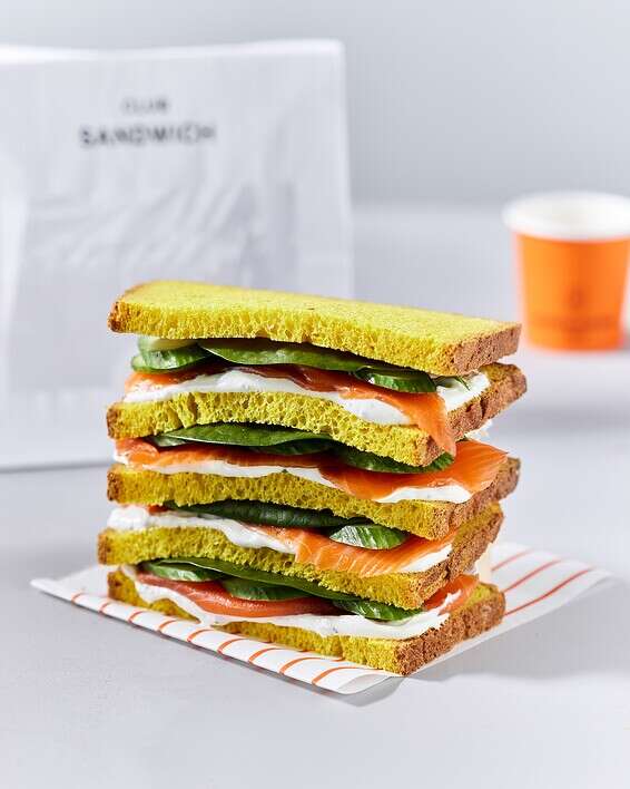 קלאב סנדוויץ בלחם כורכום, סלמון מעושן, שמנת ועירית ומלפפון // צילום: אפיק גבאי